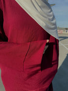 abaya in maxi-länge aus leichtem, fließendem stoff, frontansicht