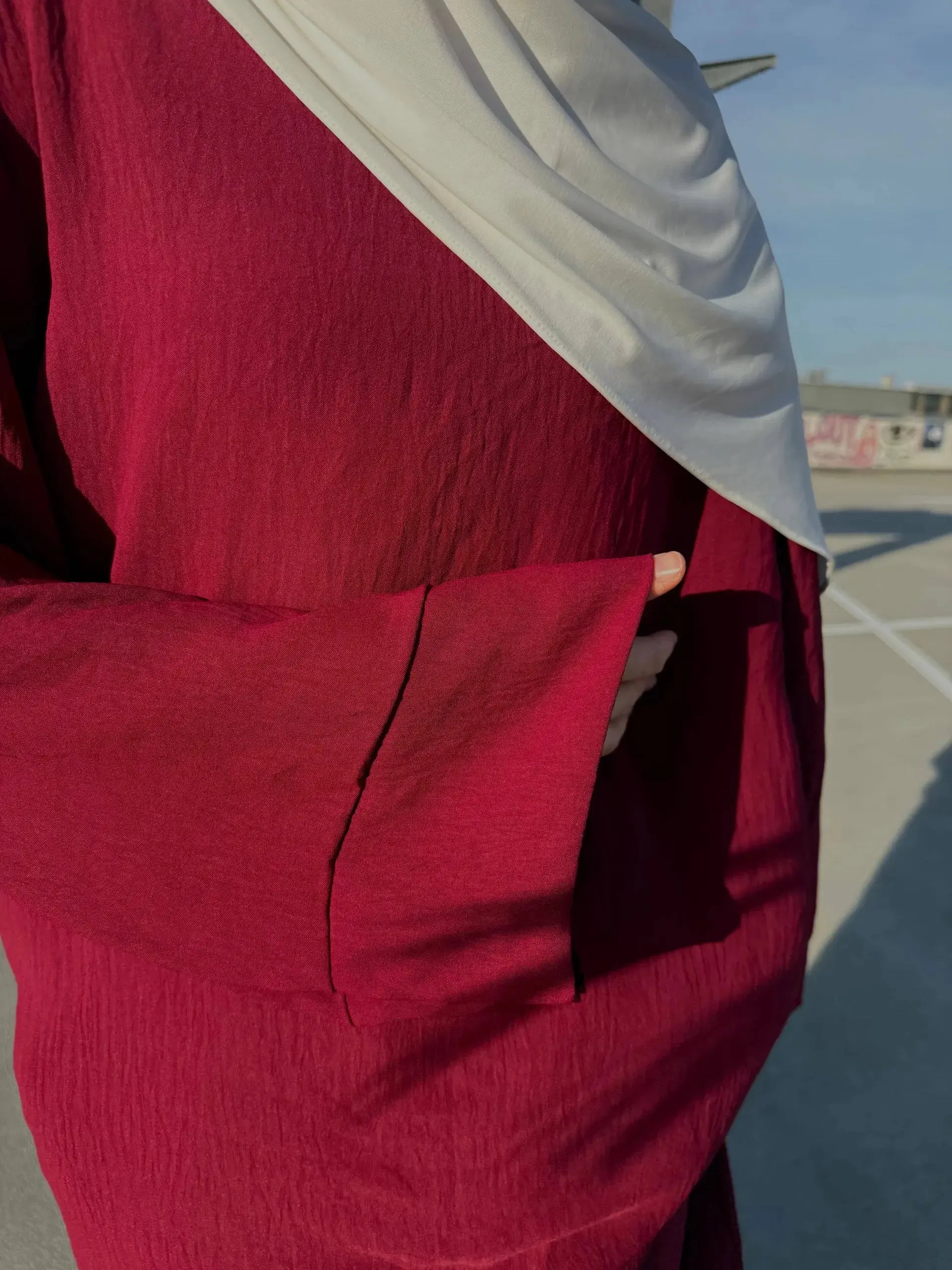 abaya in maxi-länge aus leichtem, fließendem stoff, frontansicht