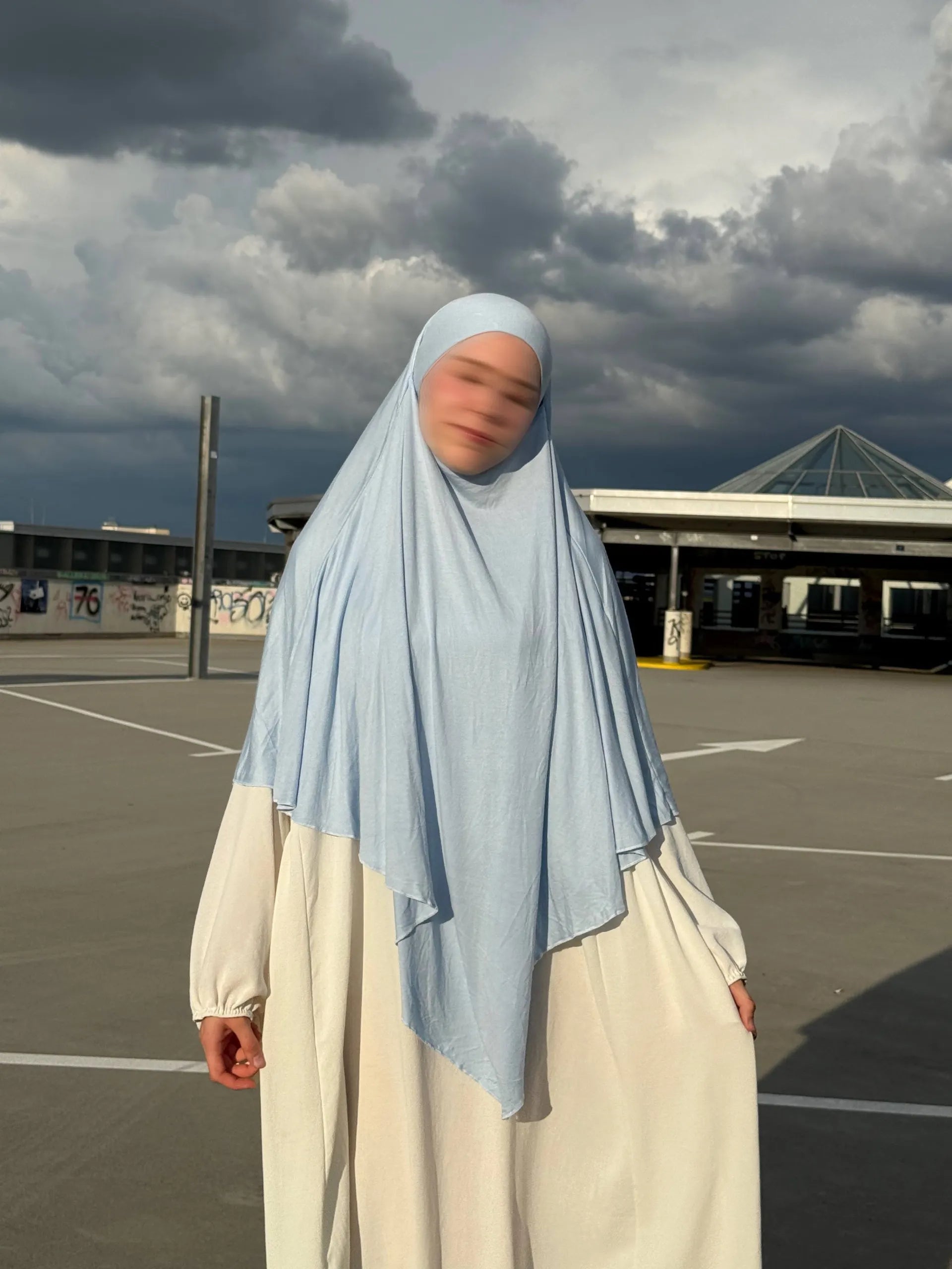 Hellblauer Jersey Khimar (Viskose/Elastan), frontal an einer stehenden Person zu sehen.