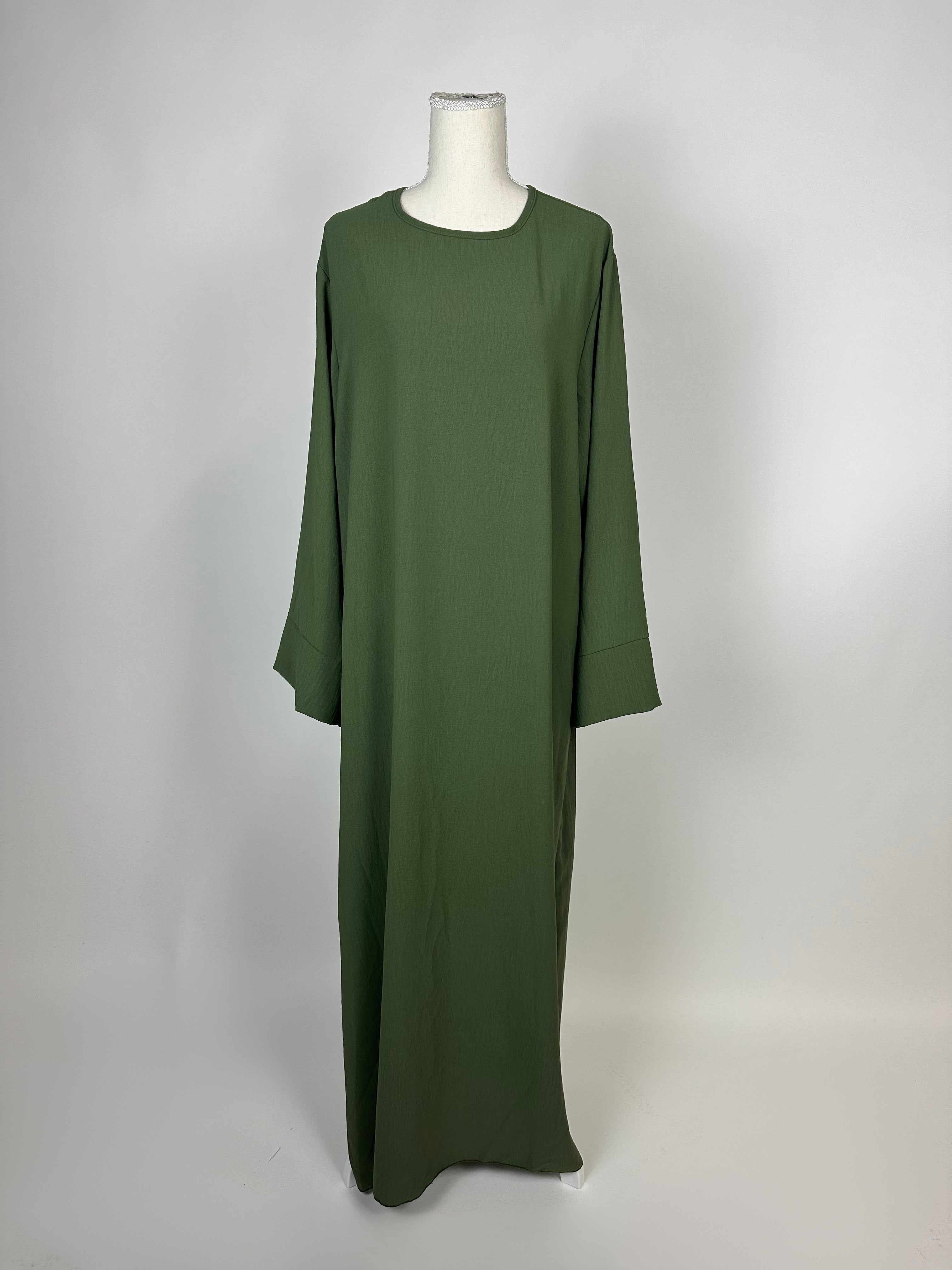 Olivgrüne Abaya aus Jazz mit weiten Ärmeln und Rundhalsausschnitt in Vorderansicht.