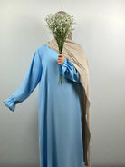 Eine Abaya aus Jazz-Stoff mit Rüschenärmeln in [FARBE], Vorderansicht.