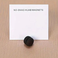 Schwarzer Hijab-Magnet mit matter, runder Form und No-Snag-Funktion für sicheren Halt, Vorderansicht