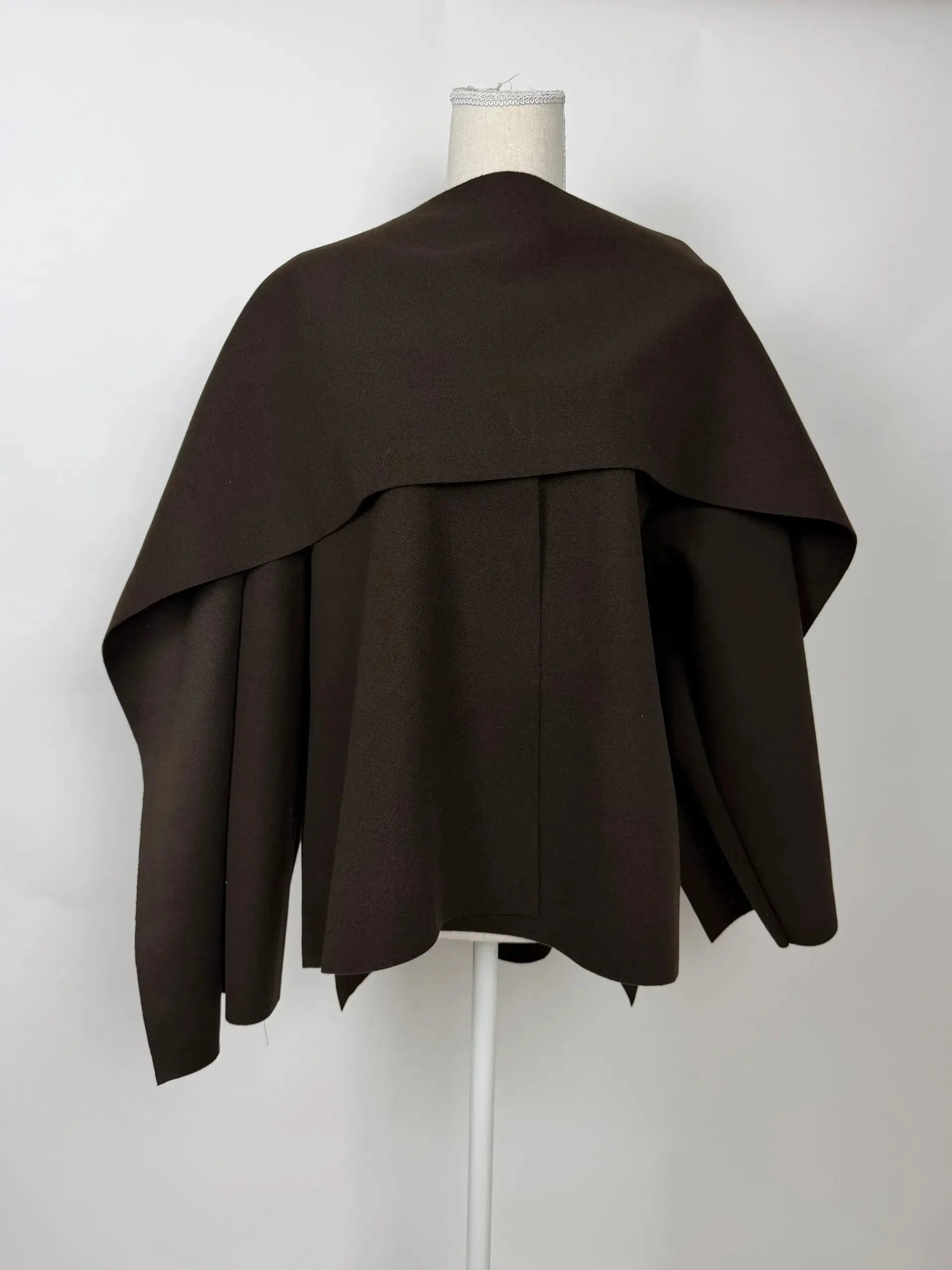 kurzes cape aus polyester mit schal, vorne kürzer, hinten länger