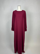 Abaya burgunderrot aus Medina-Seide mit Rüschenärmeln, Frontansicht