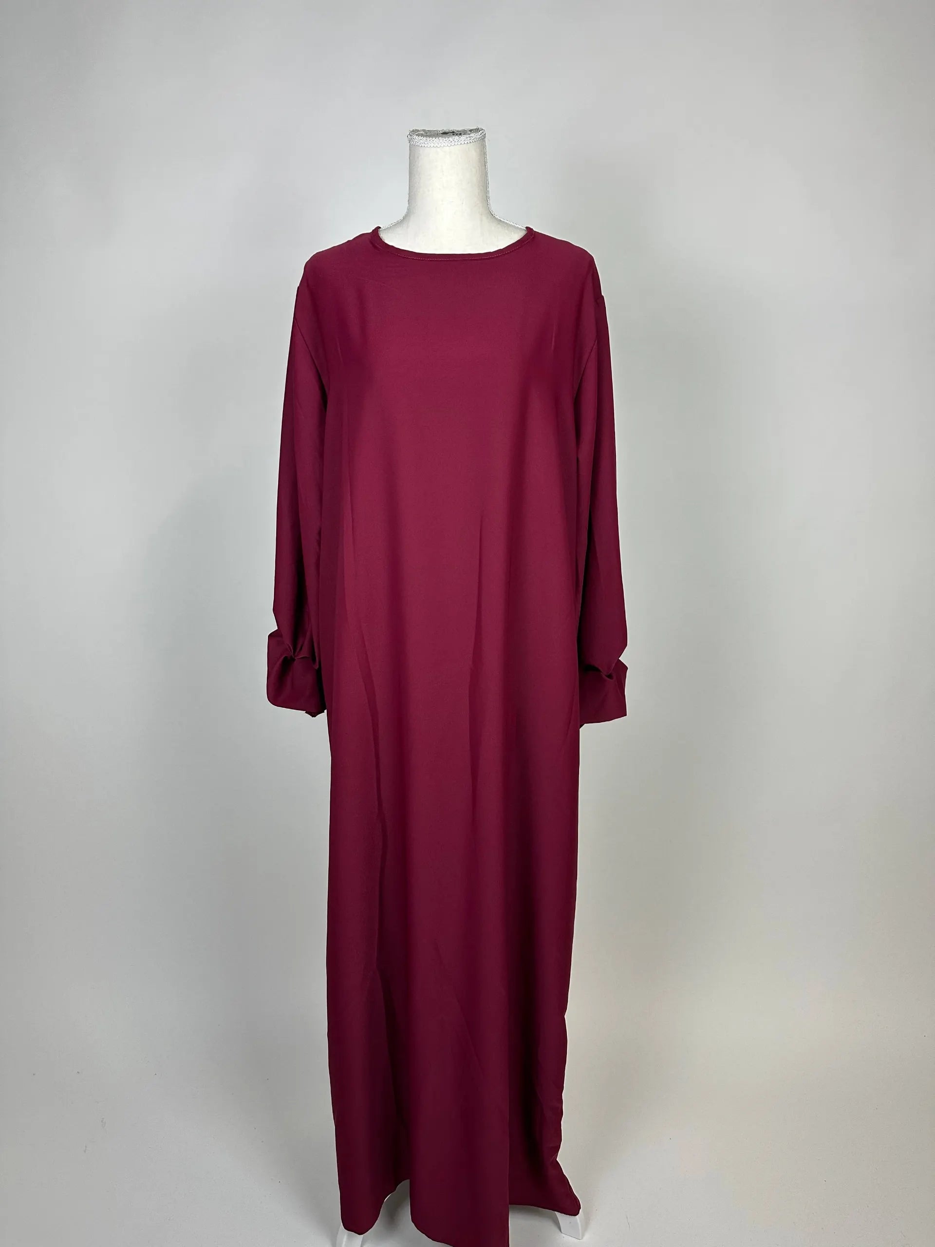 Abaya burgunderrot aus Medina-Seide mit Rüschenärmeln, Frontansicht