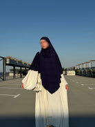 Dunkelblauer Jersey-Khimar aus 95% Viskose und 5% Elastan, frontale Ganzkörperansicht.