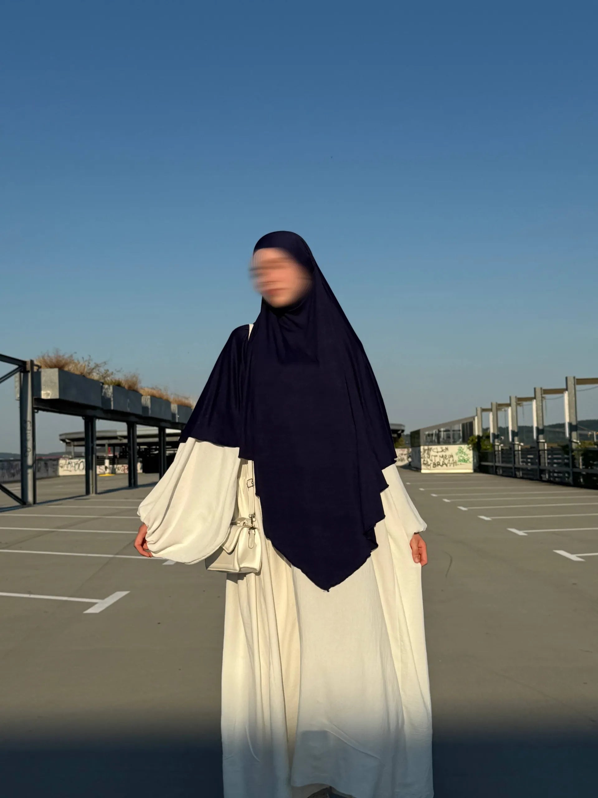 Dunkelblauer Jersey-Khimar aus 95% Viskose und 5% Elastan, frontale Ganzkörperansicht.