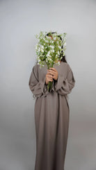 Abaya in taupe aus Medina-Seide mit Rüschenärmeln, Frontansicht.