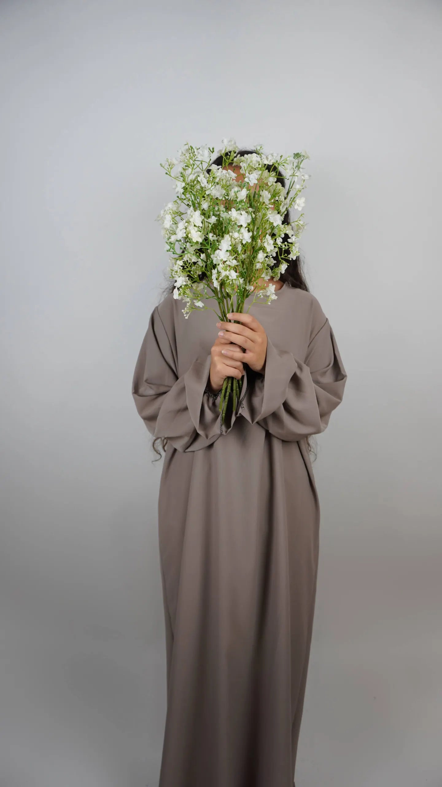 Abaya in taupe aus Medina-Seide mit Rüschenärmeln, Frontansicht.