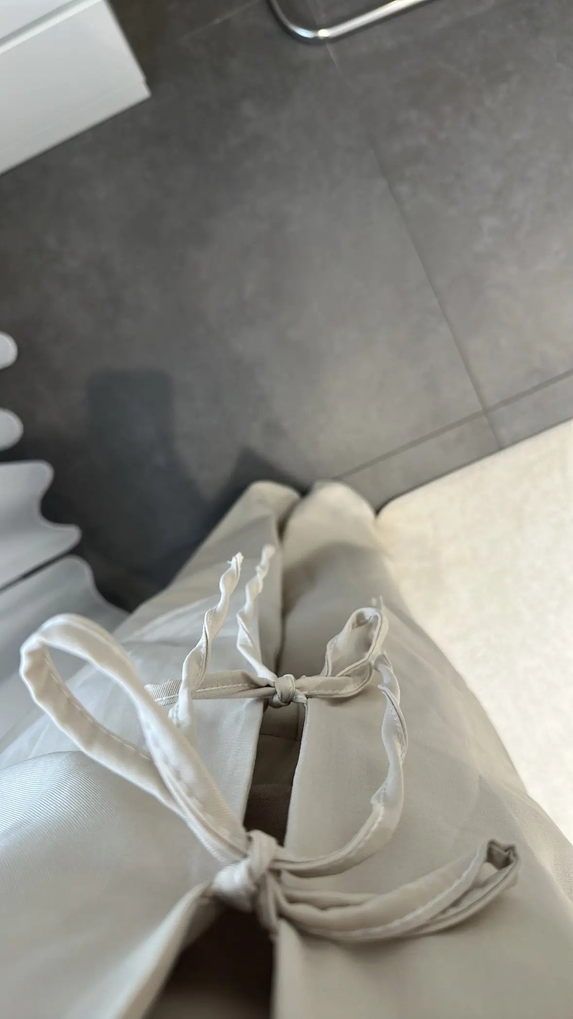 Zweiteiler viskose/polyester/elastan oberteil mit schnürung, hose frontansicht