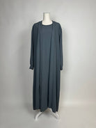 Die graue Abaya aus Jazz-Stoff mit Unterkleid und Bindegürtel im Modest-Hijab-Stil zeigt die Vorderansicht.
