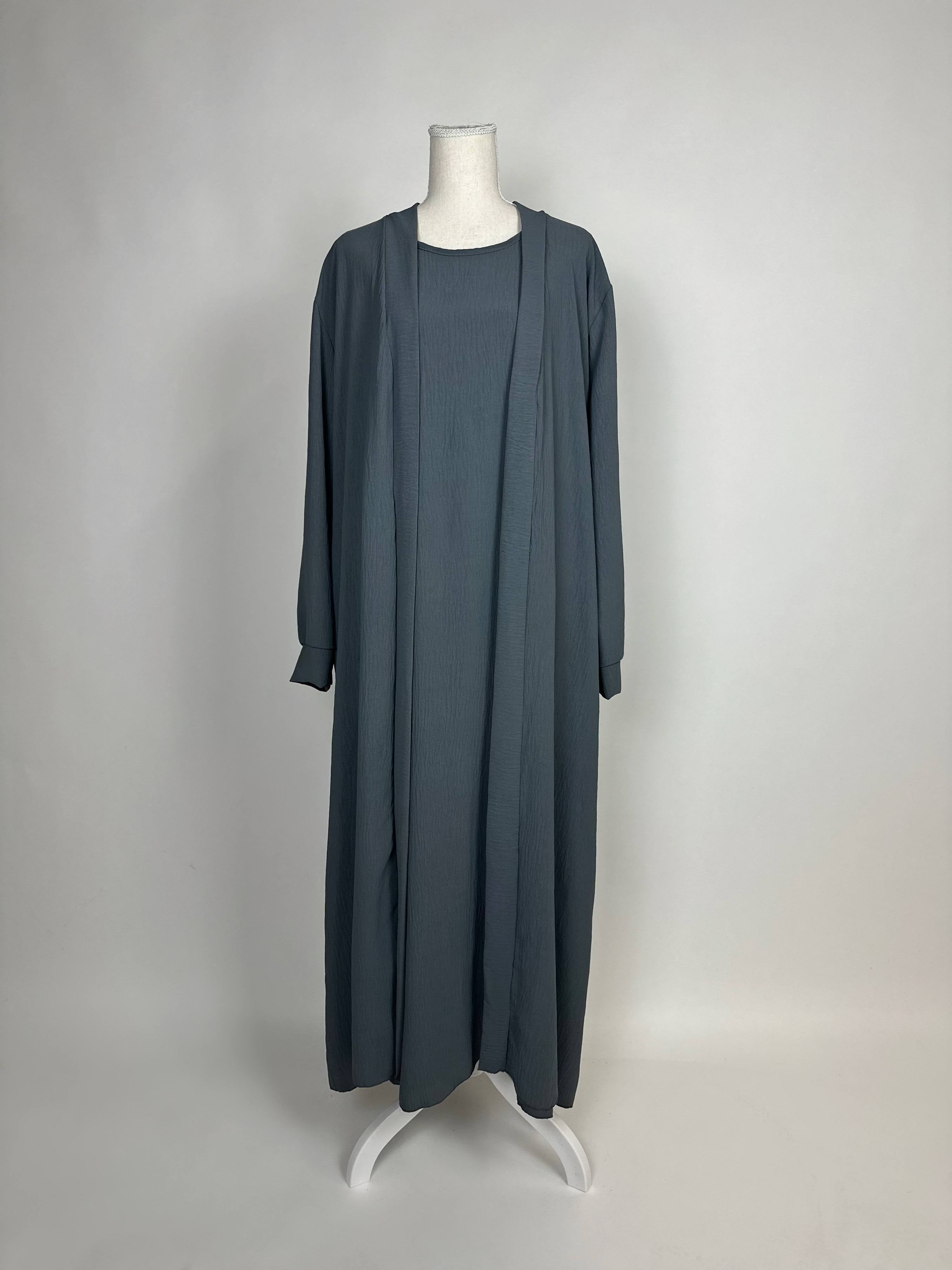 Die graue Abaya aus Jazz-Stoff mit Unterkleid und Bindegürtel im Modest-Hijab-Stil zeigt die Vorderansicht.