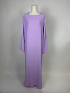 Lavendelfarbene Basic-Abaya aus Jazzstoff mit weiten Ärmeln und rundem Ausschnitt, Vorderansicht auf Mannequin.