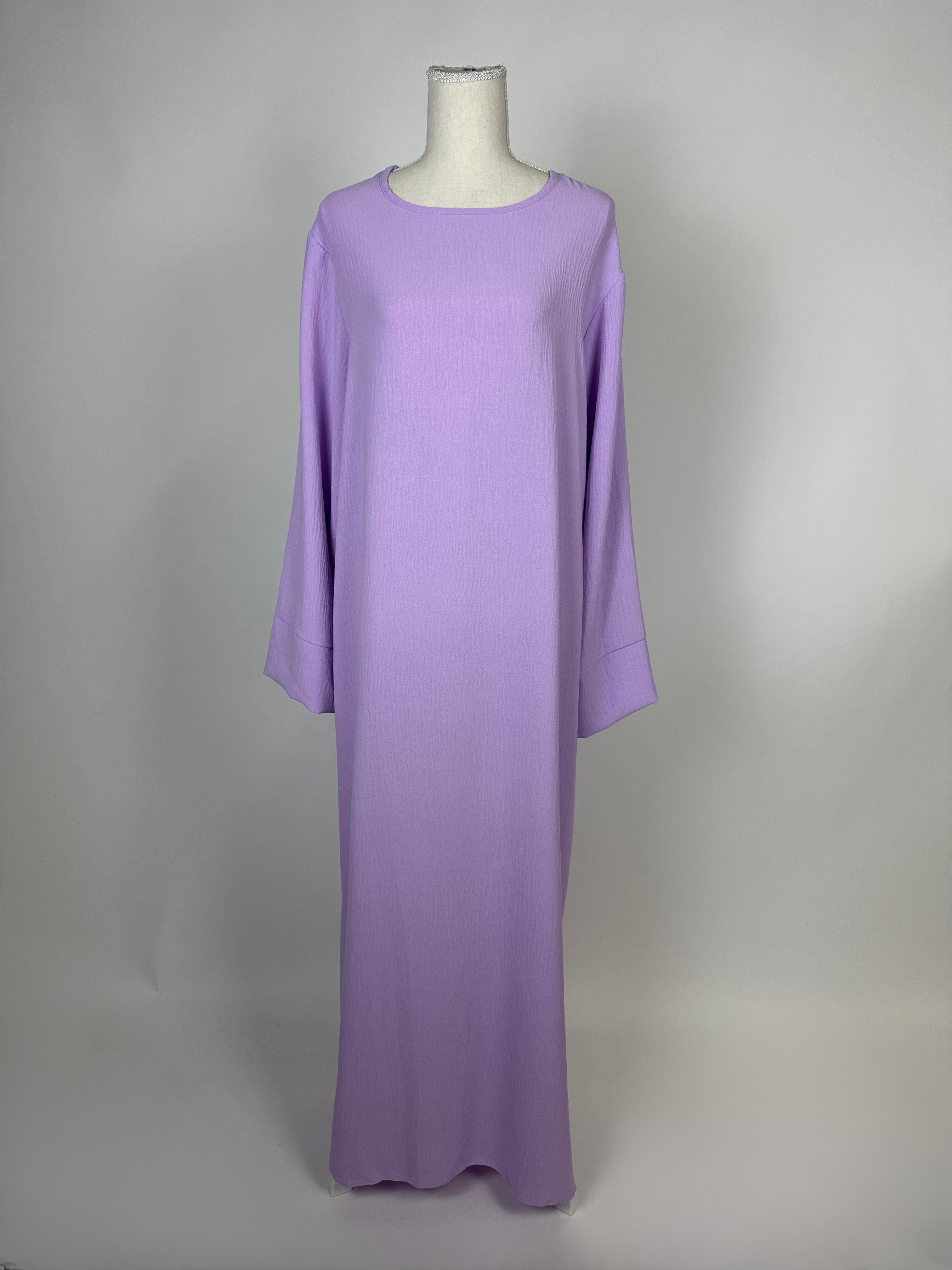 Lavendelfarbene Basic-Abaya aus Jazzstoff mit weiten Ärmeln und rundem Ausschnitt, Vorderansicht auf Mannequin.