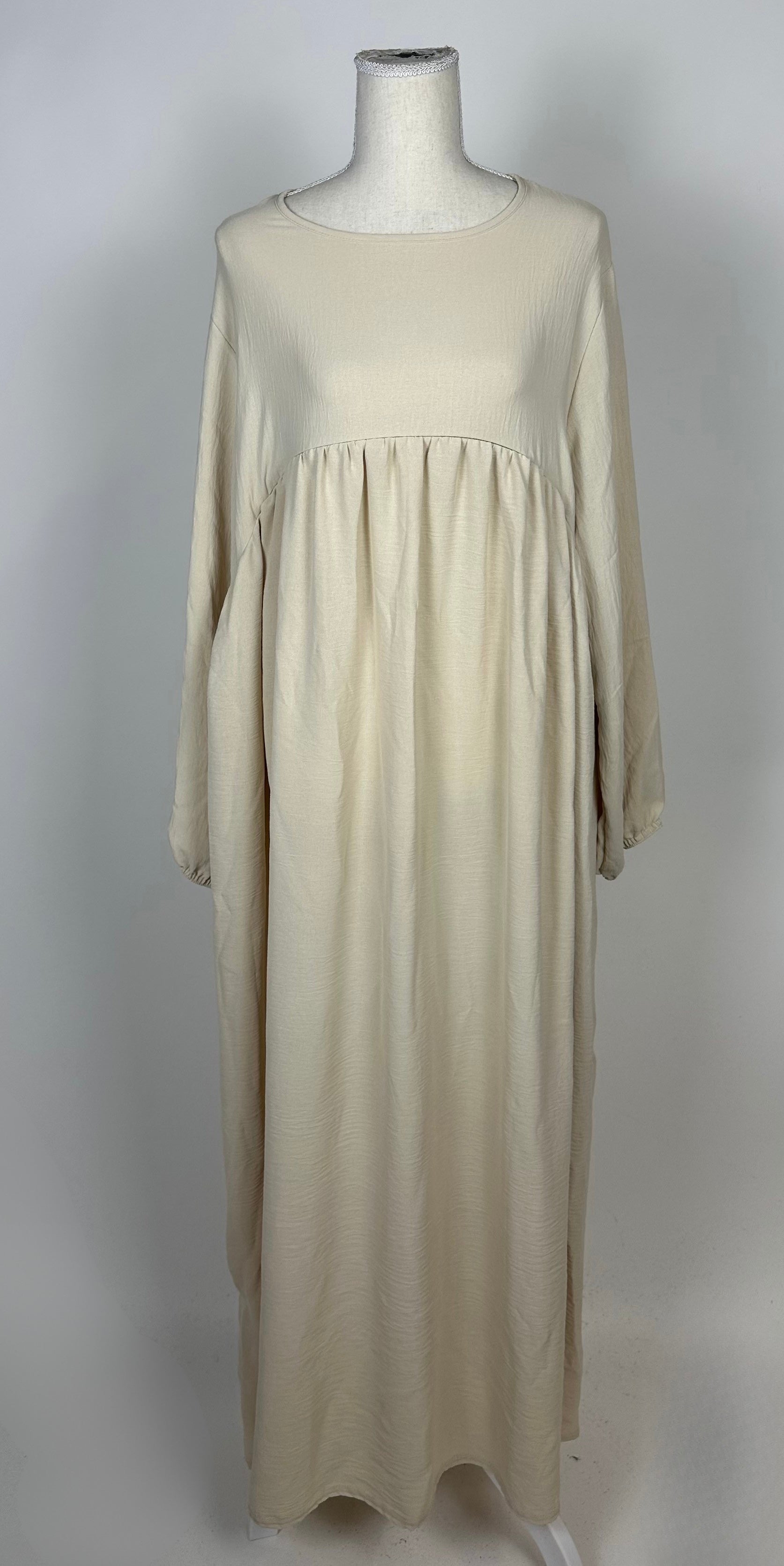 Beige Still-Abaya aus luftigem Jazzstoff mit Empire-Naht und langen weiten Ärmeln, Vorderansicht