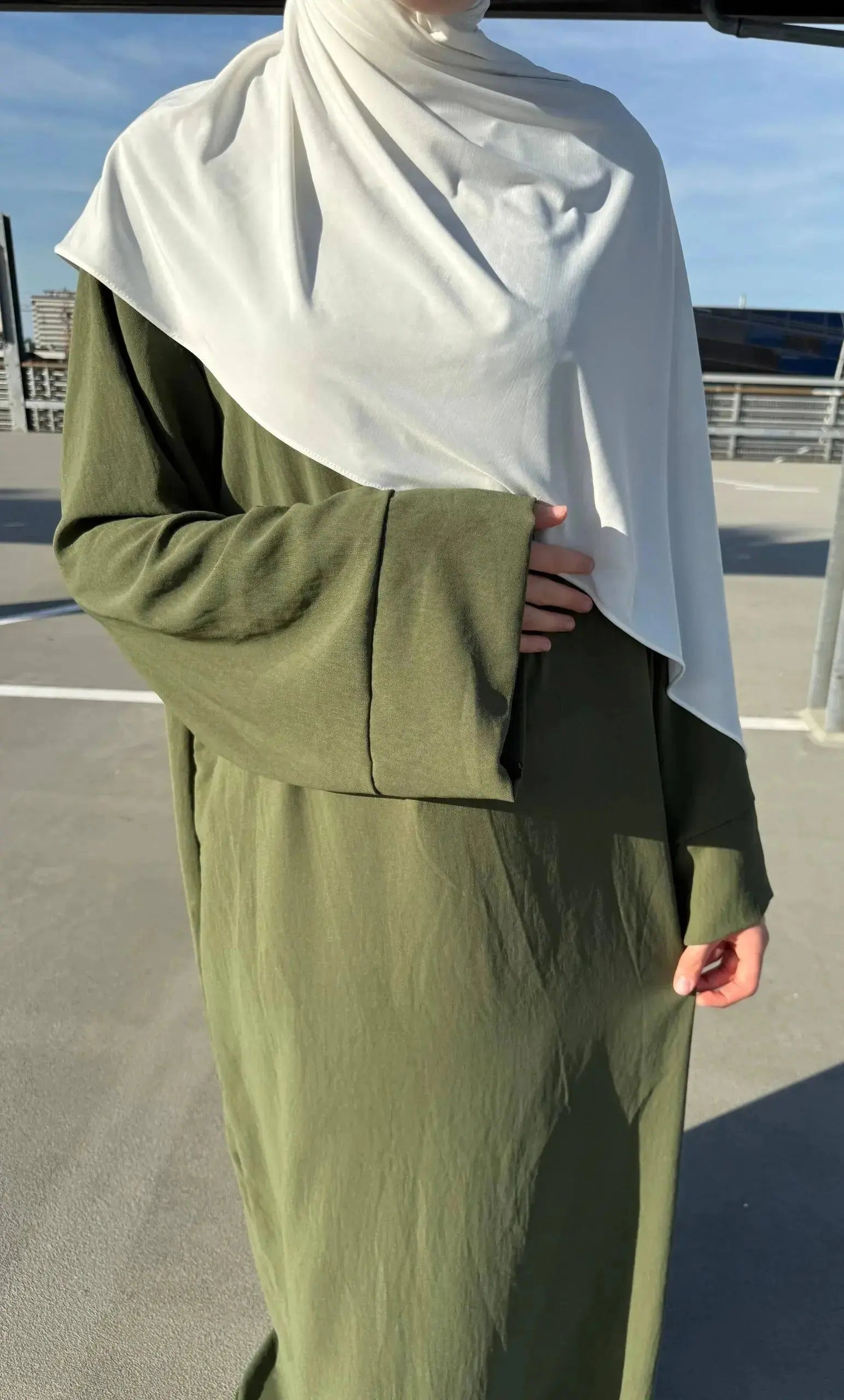 schlichte abaya aus 100% jazz, bodenlang mit langen ärmeln, fließender, luftiger fall