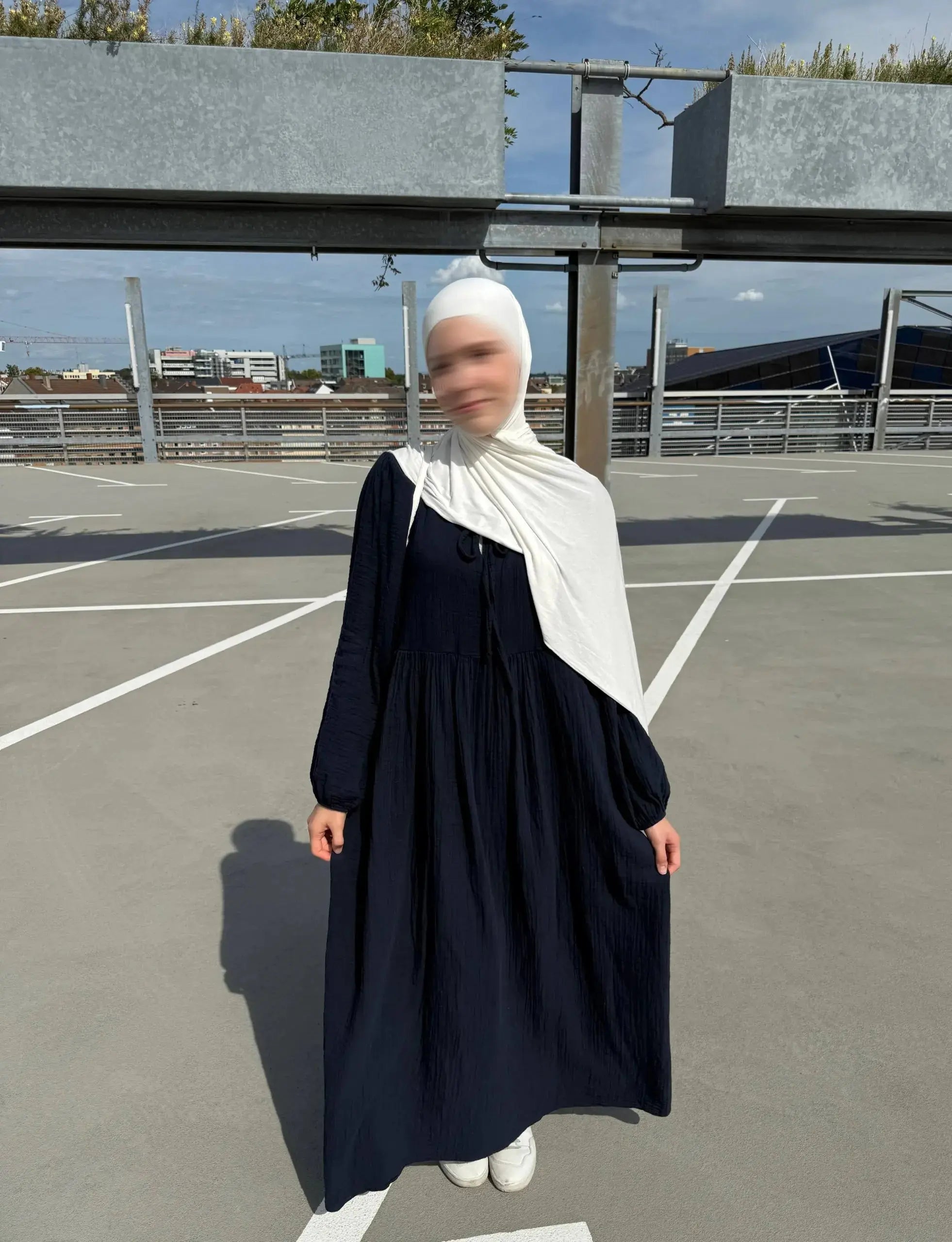 maxikleid aus musselin mit crinkle-struktur, figurumspielender fall