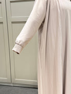 Hellbeige Open-Abaya aus fließendem Stoff mit elastischem Ärmelbündchen und weitem Schnitt, Detailansicht des Arms