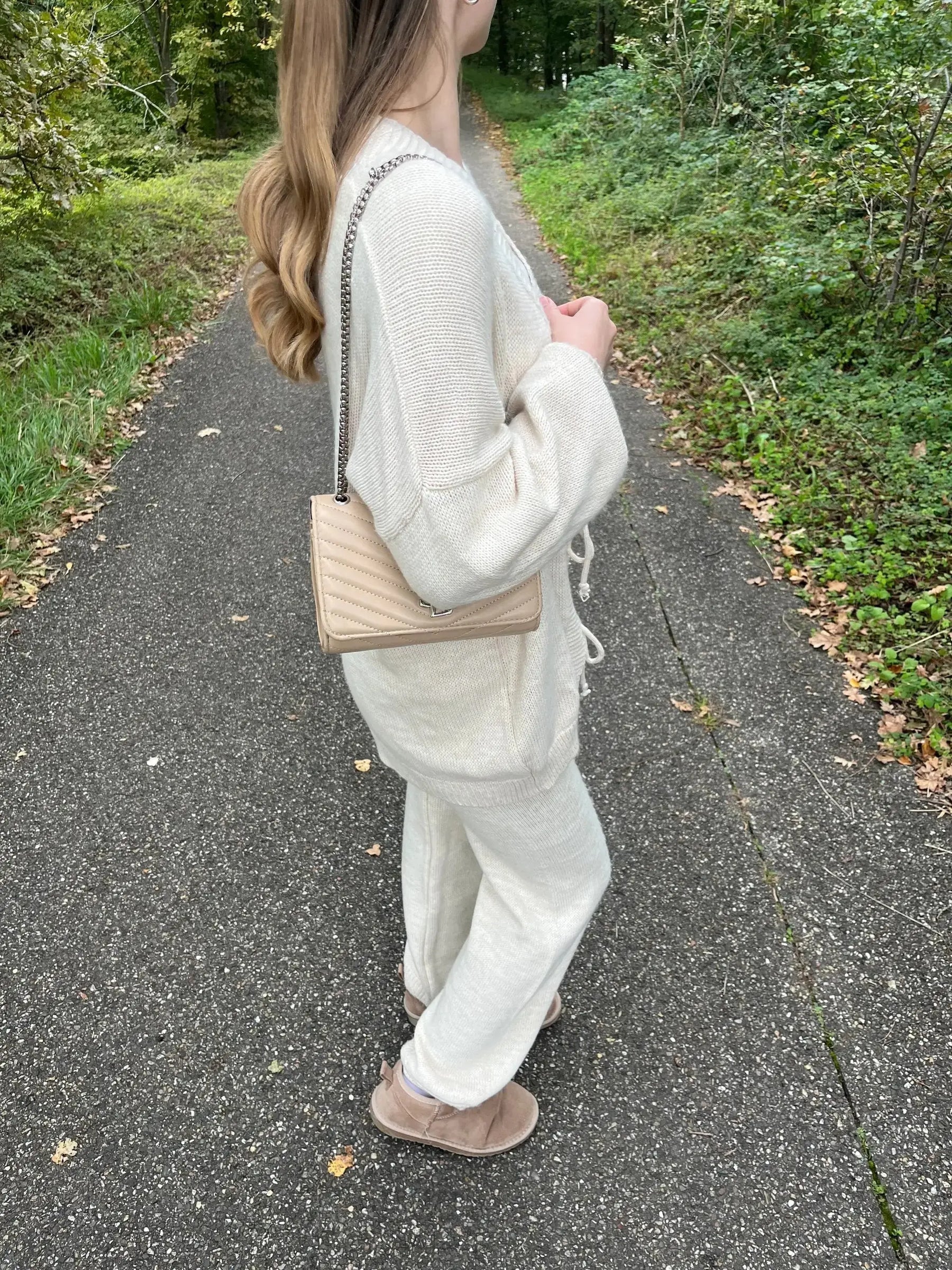 Zweiteiler bestehend aus einer lang geschnittenen Tunika und einer weiten Hose, Frontalansicht.