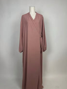 Altrosa Abaya im Wickelstil aus fließendem Stoff mit Ballonärmeln, Modest Hijab Style, Vorderansicht