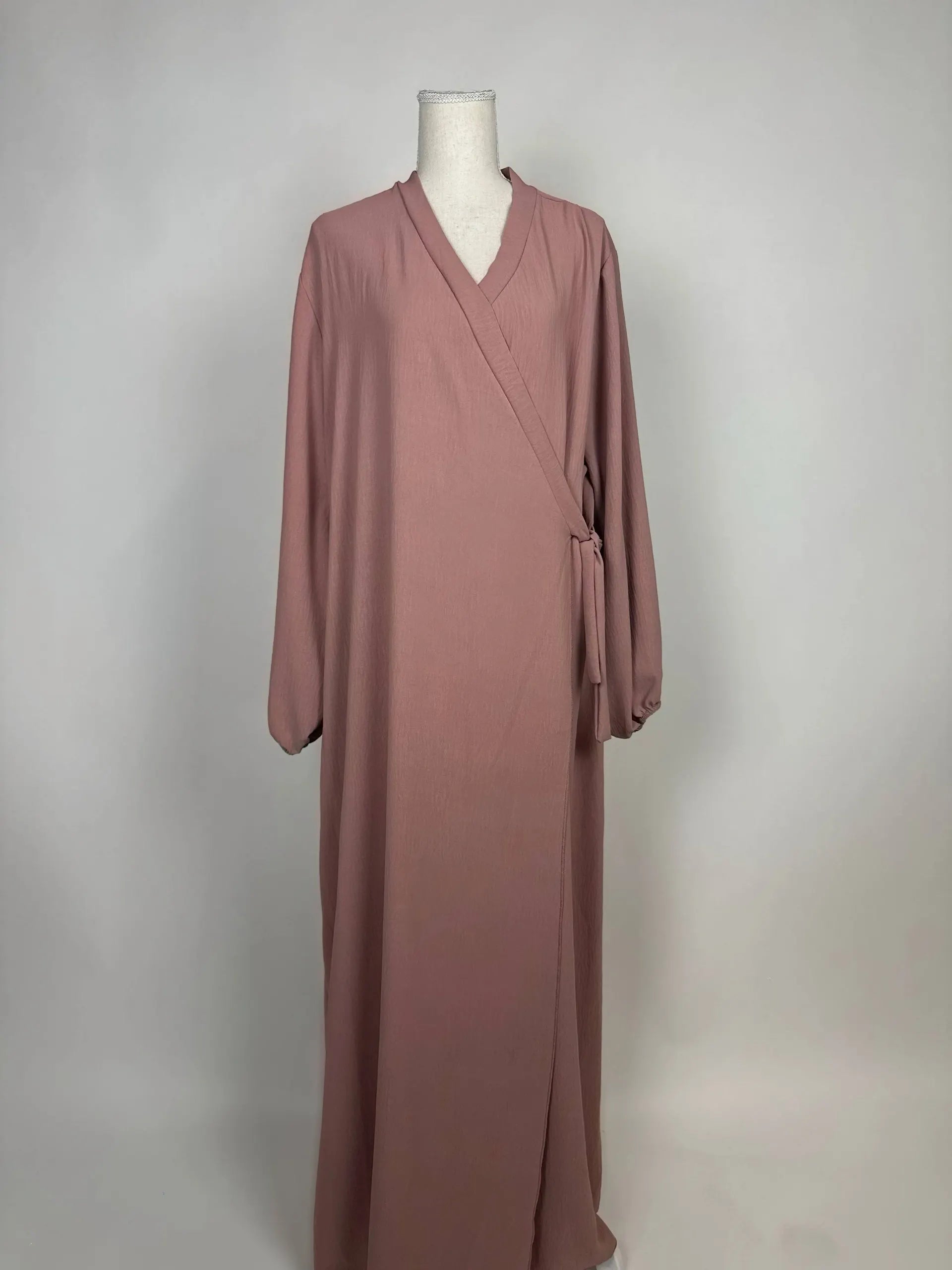 Altrosa Abaya im Wickelstil aus fließendem Stoff mit Ballonärmeln, Modest Hijab Style, Vorderansicht