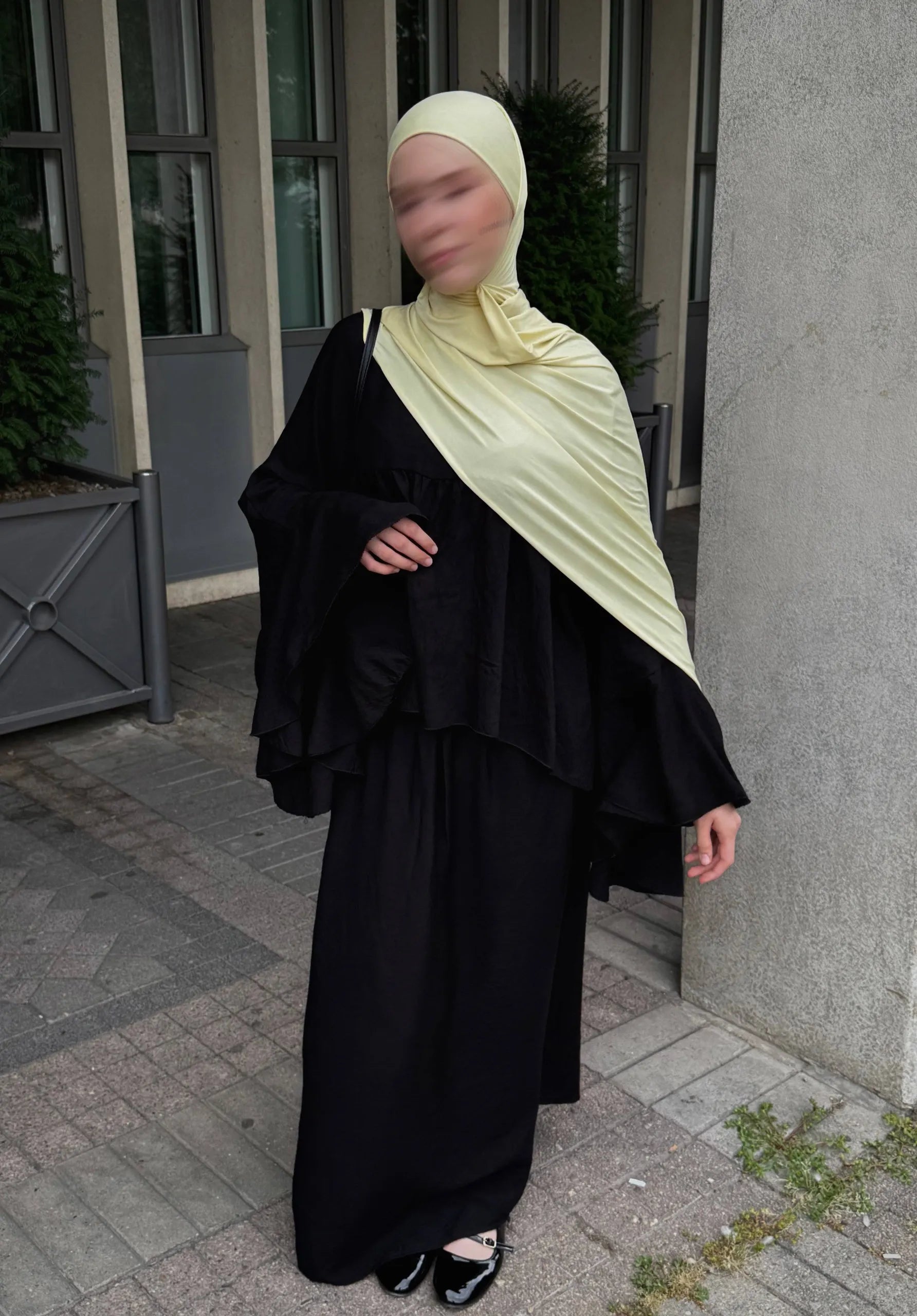 zweiteiler liya schwarz mit lagen-oberteil und weiten trompetenärmeln, maxirock, frontansicht