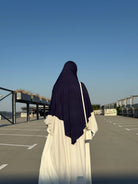 Jersey Khimar in Dunkelblau aus Viskose-Elastan, Rückenansicht einer stehenden Person.