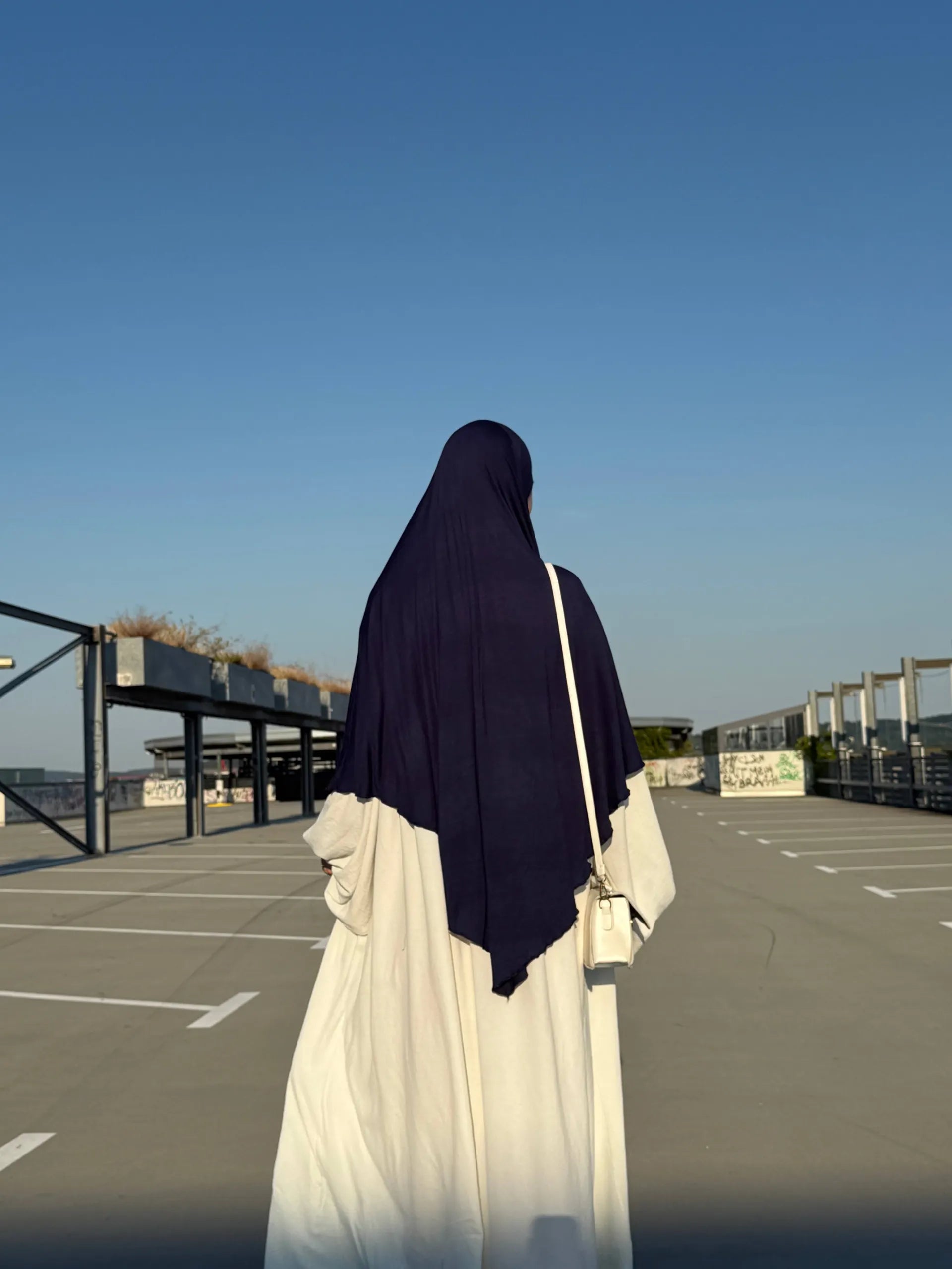 Jersey Khimar in Dunkelblau aus Viskose-Elastan, Rückenansicht einer stehenden Person.