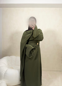 Bodenlanges Kleid in Altrosa mit gerafften Etagen und langen Ballonärmeln, Frontalansicht.