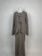 Taupefarbenes Abaya-Set aus Modest Stretch mit zwei Schleifen und Unterkleid, ohne Hijab gezeigt, Vorderansicht