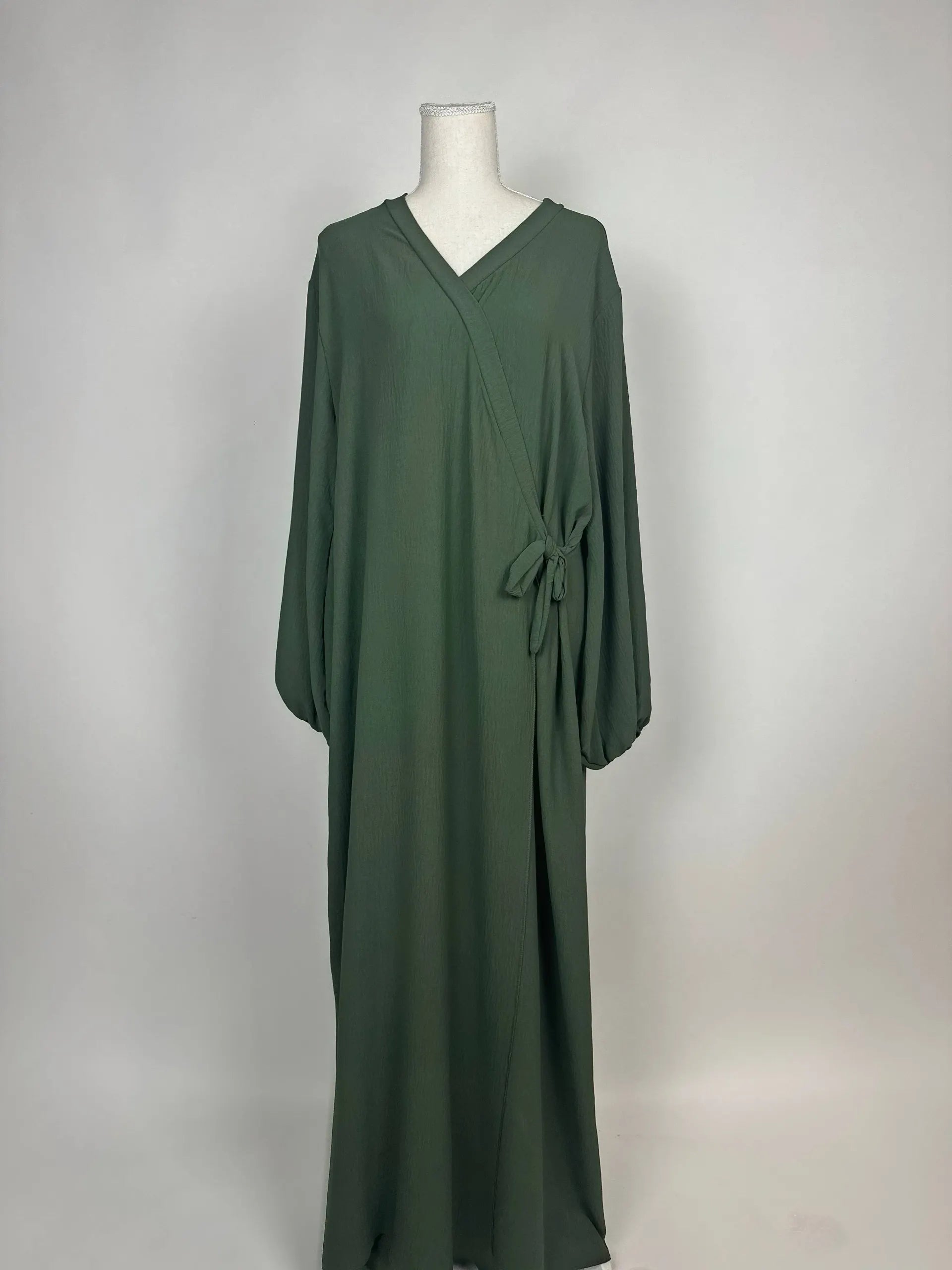 Olivgrüne Wickelabaya aus Jazz-Stoff im Modest-Stil mit Ballonärmeln und Seitenschleife, Vorderansicht