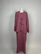 Altrosa zweiteiliges Abaya-Set im Modest Stil aus leichtem Stoff zeigt Schleifenverschluss und Unterkleid, Vorderansicht
