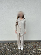 Beiger Musselin-Zweiteiler aus Baumwolle, leicht transparent, mit Knopfleiste und weiten Hosenbeinen, Vorderansicht