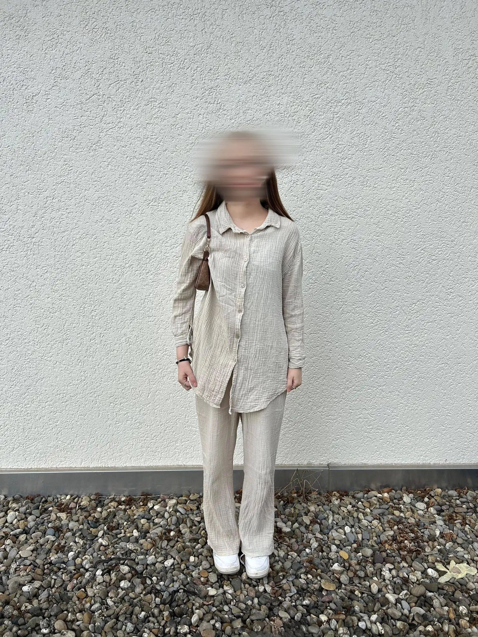 Beiger Musselin-Zweiteiler aus Baumwolle, leicht transparent, mit Knopfleiste und weiten Hosenbeinen, Vorderansicht