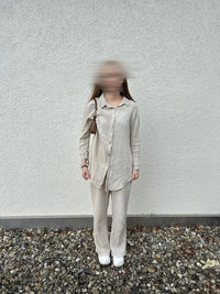 Beiger Musselin-Zweiteiler aus Baumwolle, leicht transparent, mit Knopfleiste und weiten Hosenbeinen, Vorderansicht