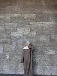 abaya taupe aus polyester, oversized, lange ärmel und bodenlänge, frontansicht