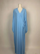 Hellblaue Modest Abaya aus Jazz-Stoff im Wickelstil mit Ballonärmeln und Bindeschleife, Vorderansicht, Hijab-Style