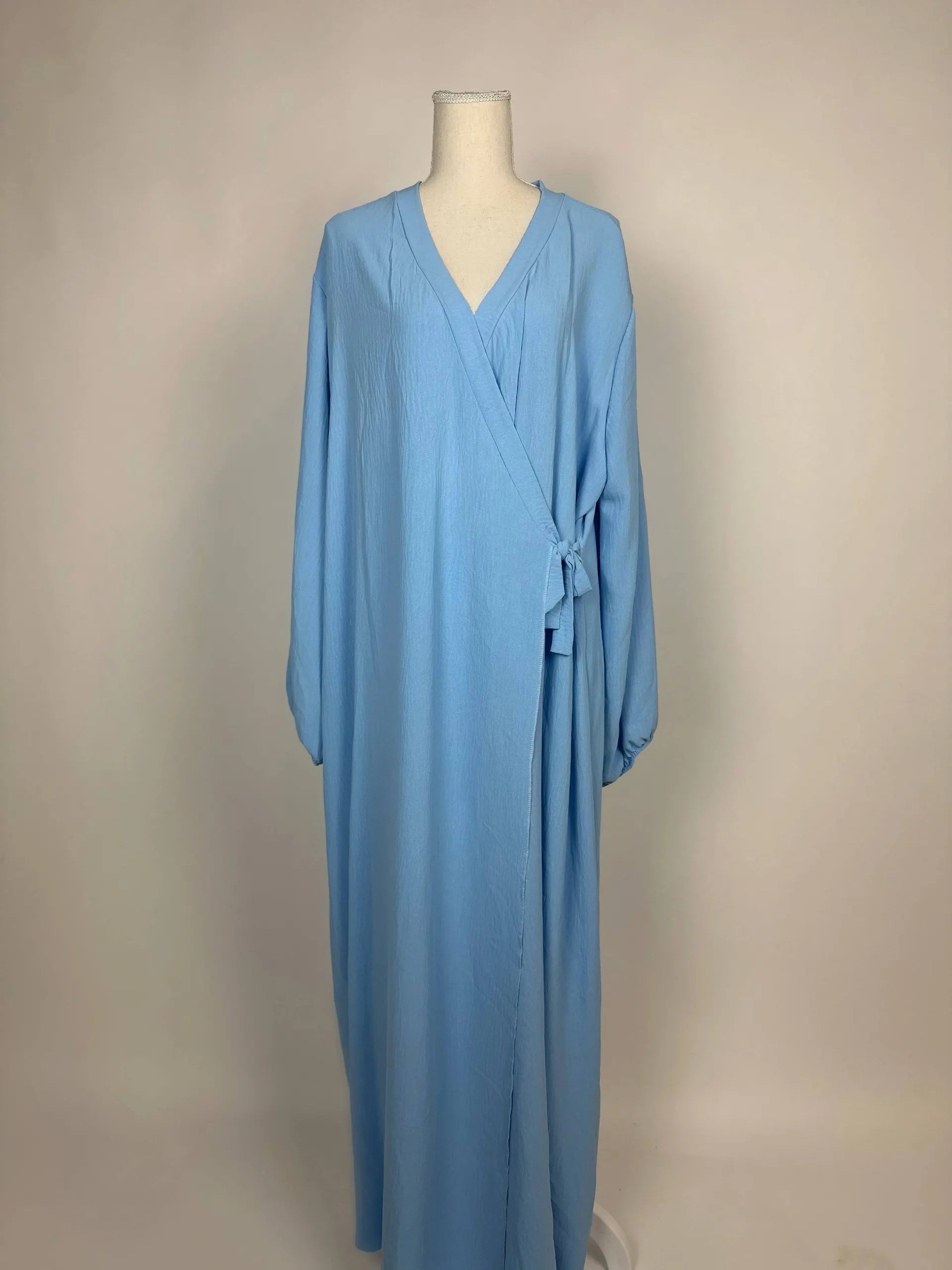 Hellblaue Modest Abaya aus Jazz-Stoff im Wickelstil mit Ballonärmeln und Bindeschleife, Vorderansicht, Hijab-Style
