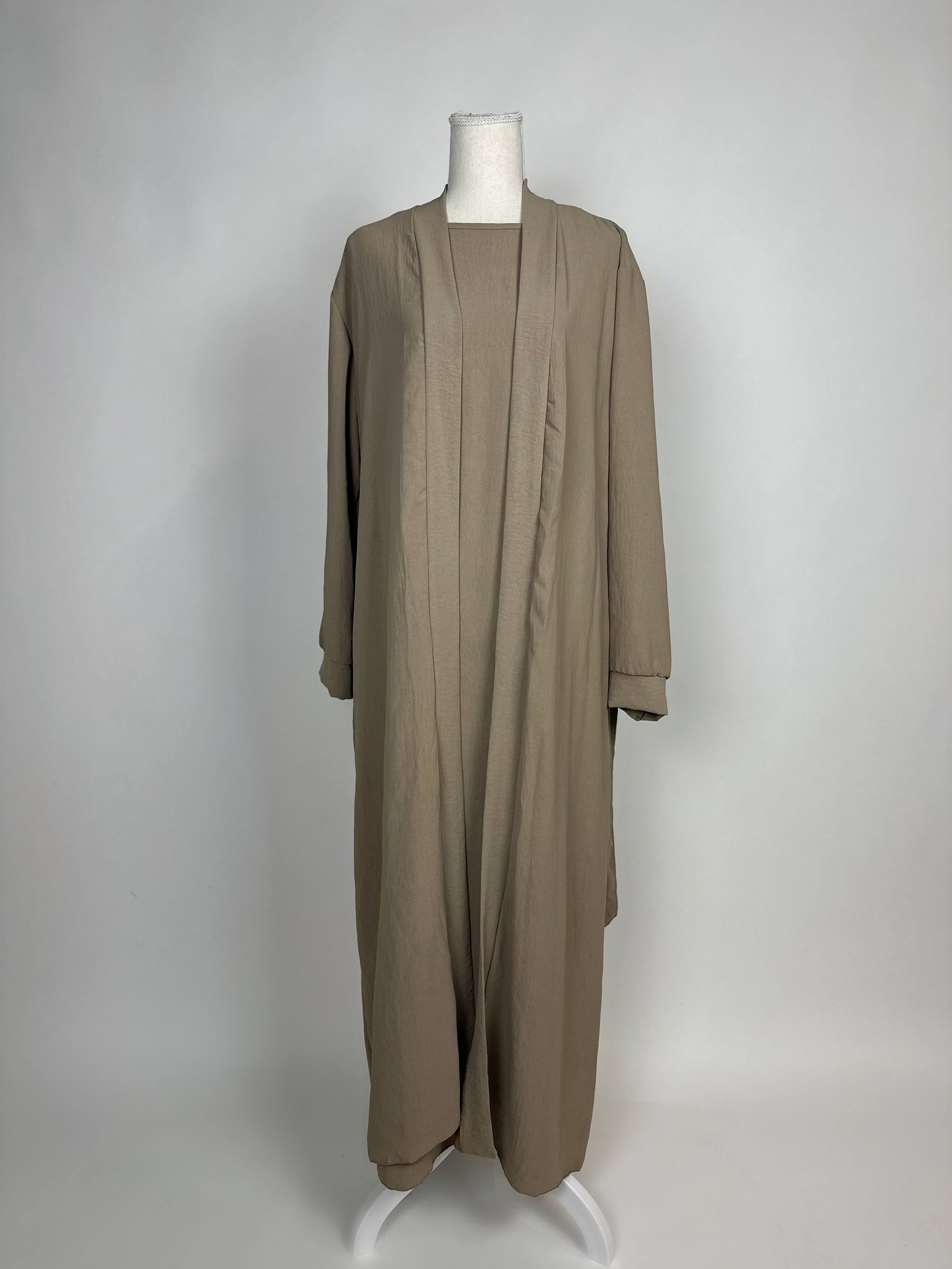 offene abaya taupe aus jazzstoff mit bindegürtel und unterkleid, langarm, frontansicht