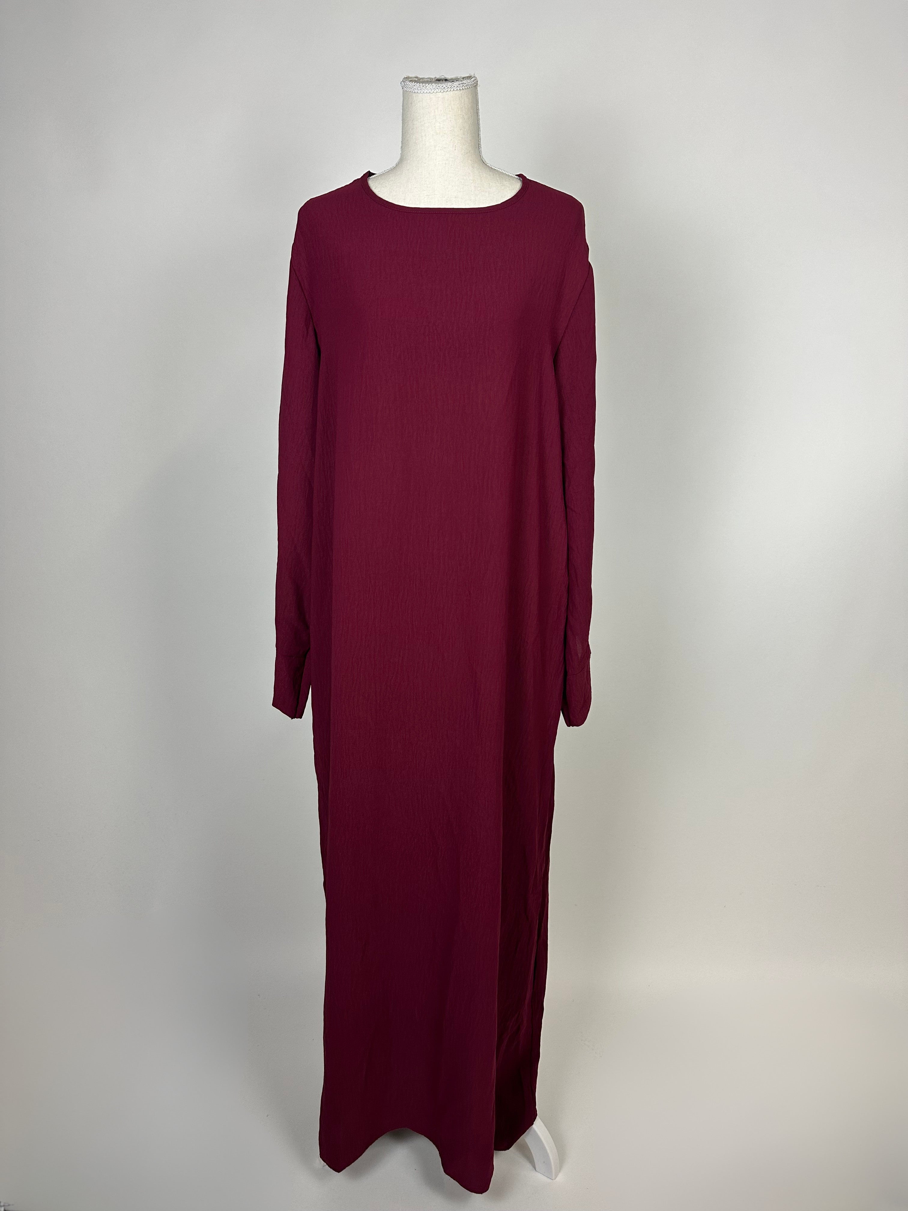 Bordeauxrote Basic-Abaya aus Jazzstoff mit langen Ärmeln und rundem Ausschnitt, luftiger, bodenlang, Vorderansicht.