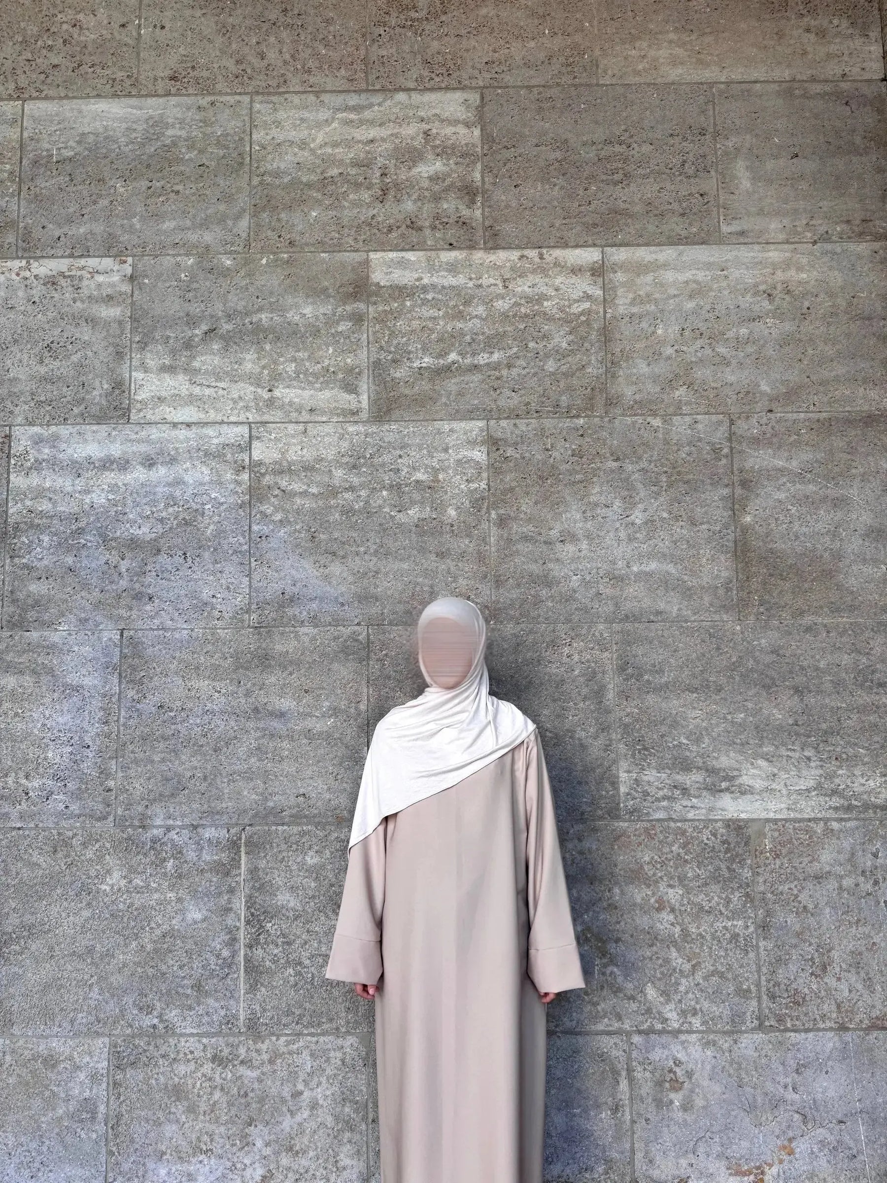 abaya beige aus polyester, oversized, bodenlang mit weiten ärmeln, frontansicht