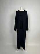 Schwarzes Abaya-Schleifenset mit Unterkleid, lockerer Modest Stil, zwei Frontschleifen, Hijab-tauglich, Vorderansicht