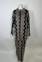 Taupefarbener Zweiteiler mit Rock aus Strick mit schwarzem Zickzackmuster, langarm und maxi, Vorderansicht