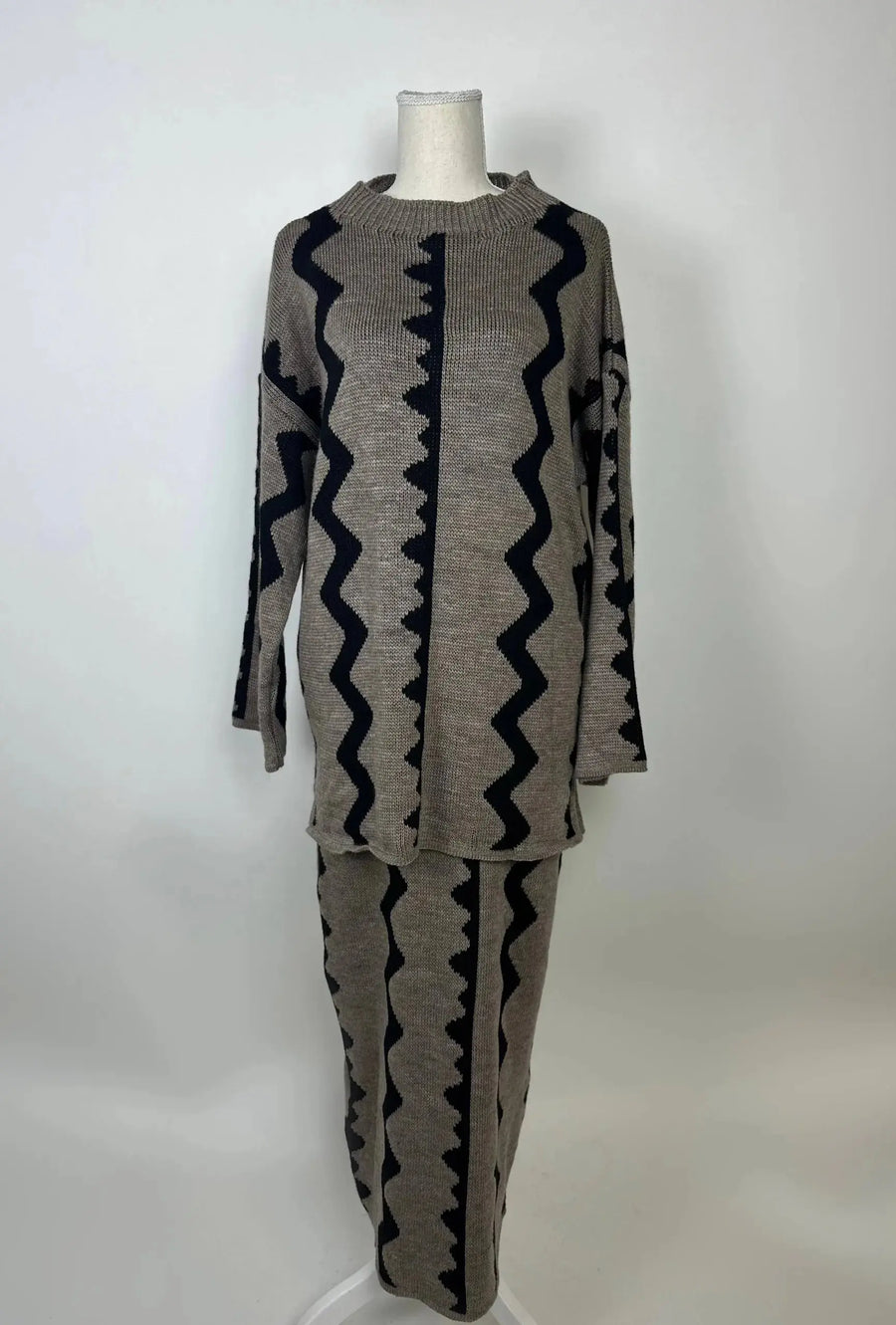 Taupefarbener Zweiteiler mit Rock aus Strick mit schwarzem Zickzackmuster, langarm und maxi, Vorderansicht