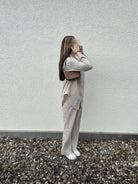 Beiger Musselin-Zweiteiler aus 100% Baumwolle mit weitem Schnitt und Seitenschlitz am Hemd, Seitenansicht