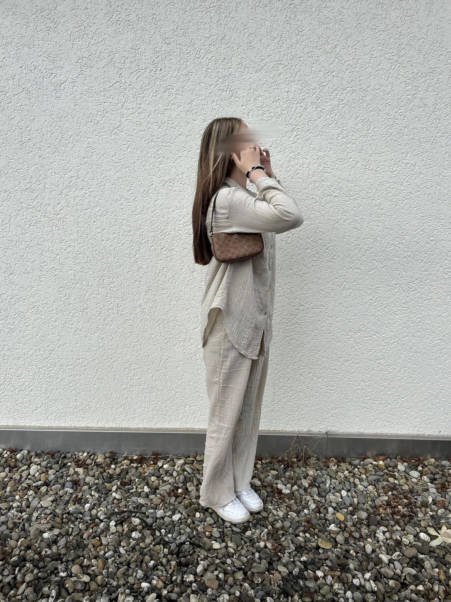 Beiger Musselin-Zweiteiler aus 100% Baumwolle mit weitem Schnitt und Seitenschlitz am Hemd, Seitenansicht