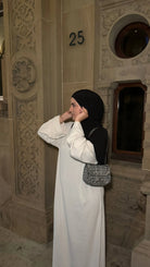 Cremefarbene Abaya aus fließendem Stoff mit weiten Ärmeln, weiter Schnitt, Seitenansicht