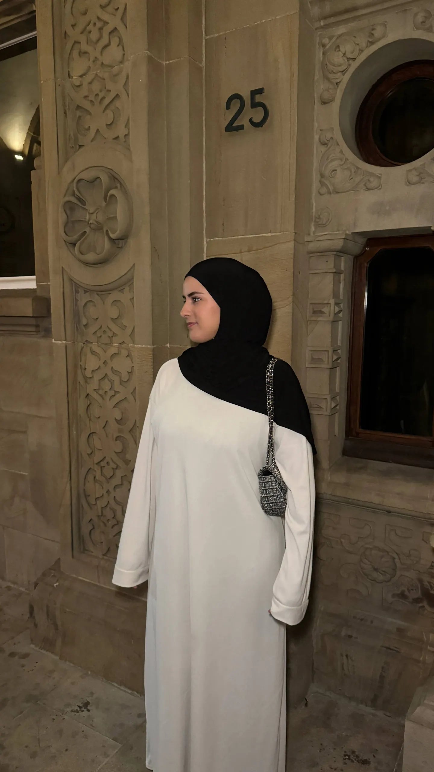 Cremefarbene 4-Season-Abaya mit gerippter Optik, oversized Schnitt und langen Ärmeln, Seitenansicht