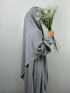 Abaya- und Khimar-Set in grau aus Jazz-Stoff, Ballonärmel mit Gummibund, Seitenansicht