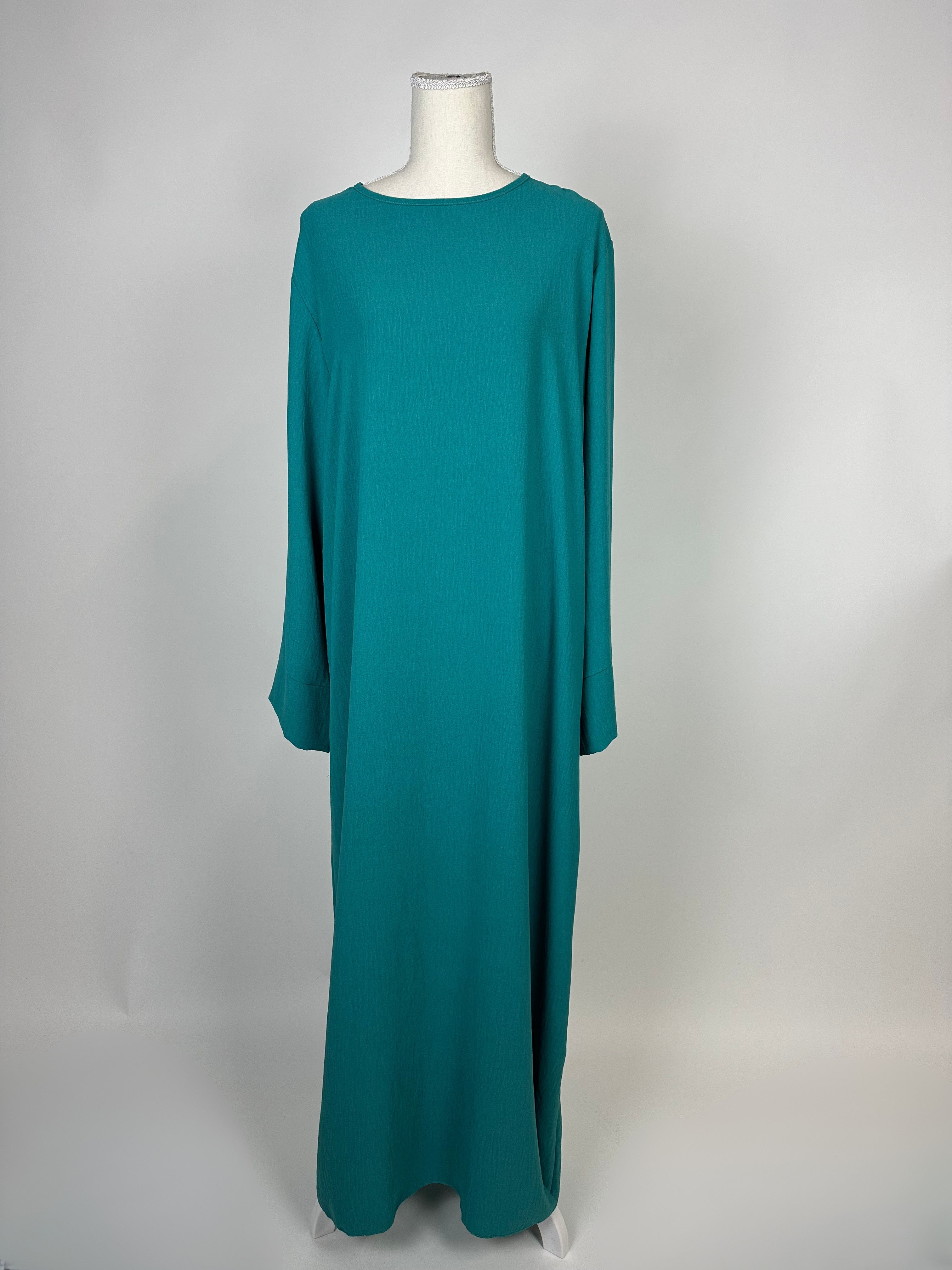 Türkise Abaya im Basic-Stil, einfarbig mit langen Ärmeln und Rundhals, locker fallend und bodenlang, Vorderansicht.